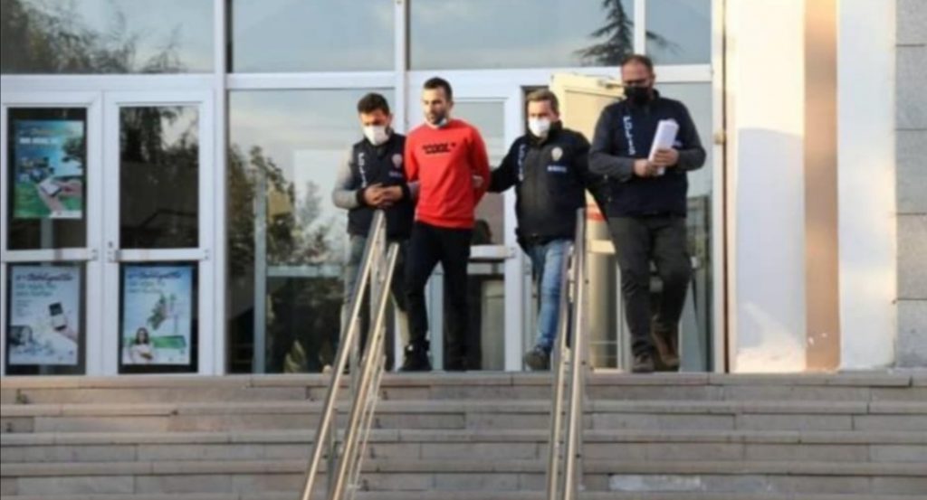 42 YIL KESİNLEŞMİŞ CEZASI BULUNAN FİRARİ HIRSIZ TUTUKLANDI