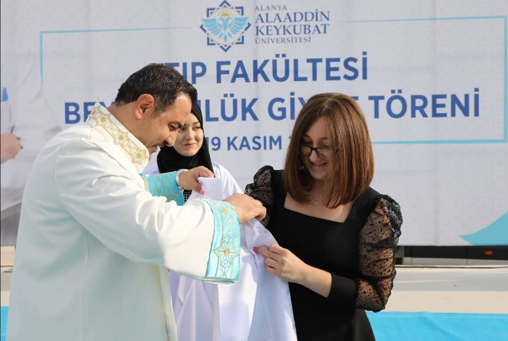 ALKÜ’LÜ TIBBİYELİLER BEYAZ ÖNLÜKLERİNİ GİYDİ