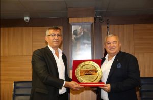 BAŞKAN ŞAHİN’E PLAKETLE TEŞEKKÜR