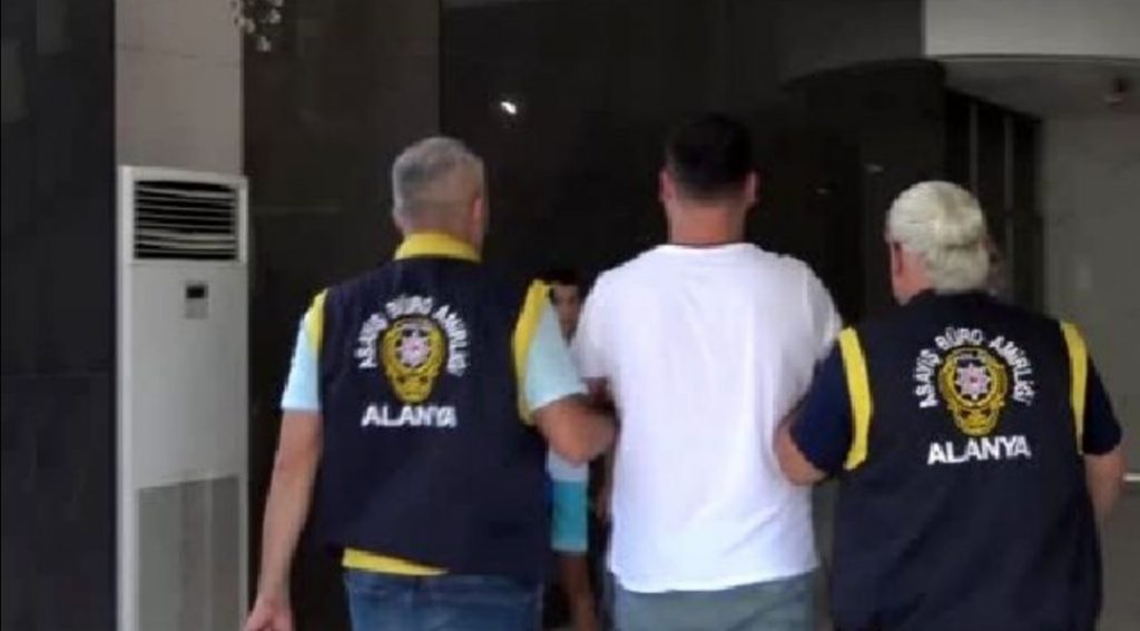 ALANYA POLİSİNDEN ARANAN 8 KİŞİYE OPERASYON