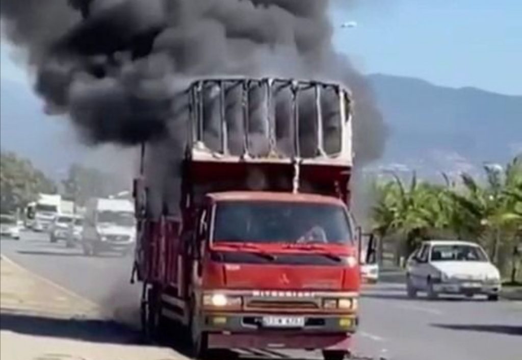 DİKKATSİZLİK KAMYONU KÜL ETTİ