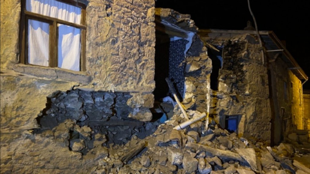 5.1 BÜYÜKLÜĞÜNDE MERAM DEPREMİNDE 5 EV YIKILDI