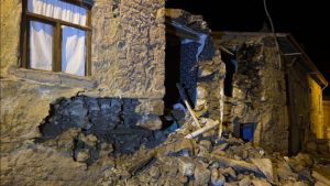 5.1 BÜYÜKLÜĞÜNDE MERAM DEPREMİNDE 5 EV YIKILDI