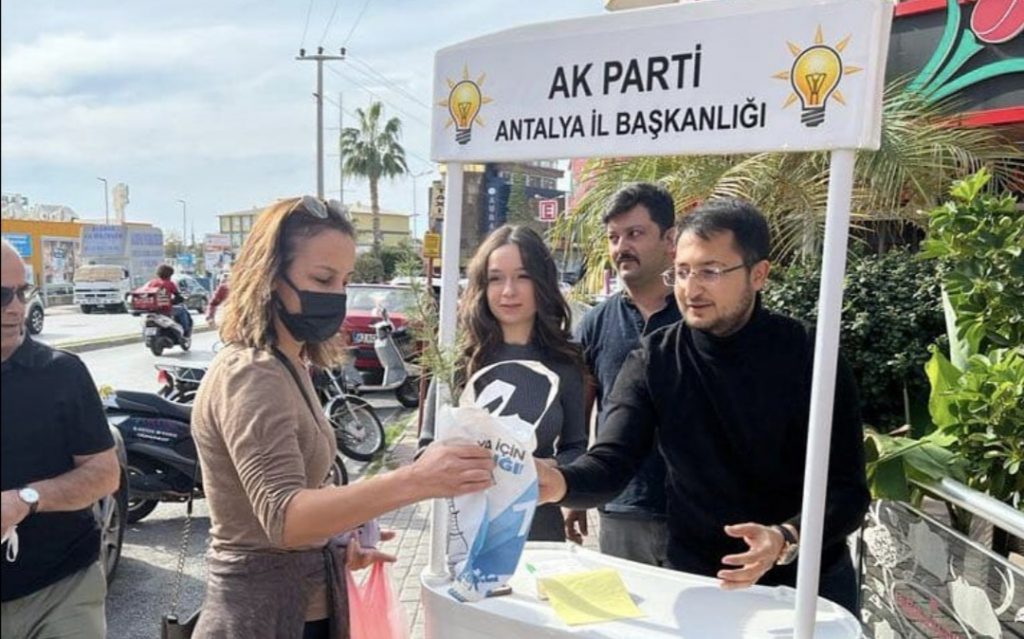 AK GENÇLİK, GENÇLERİN DÜNYASINI RENKLENDİRİYOR