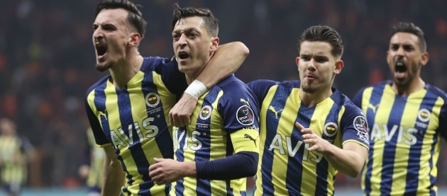 FENERBAHÇE DEV DERBİYİ CRESPO İLE KAZANDI