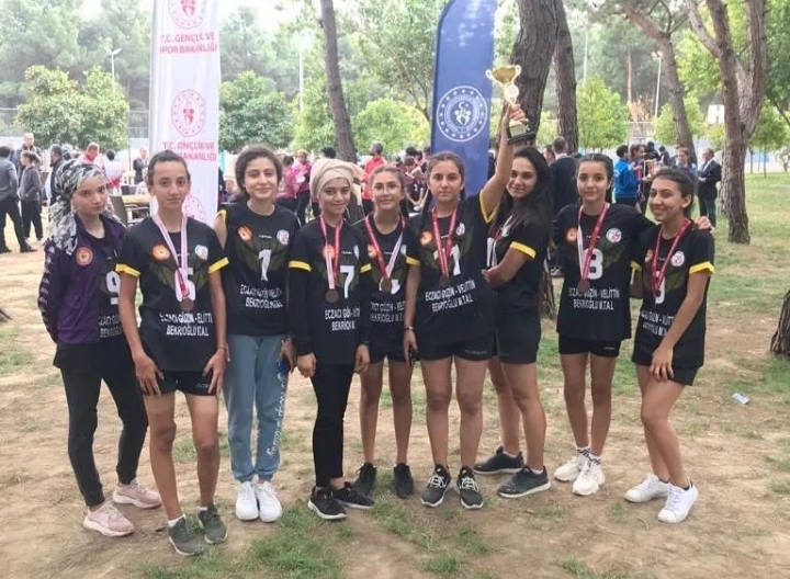 EGVEB’İN KIZLARI ANTALYA ÜÇÜNCÜSÜ