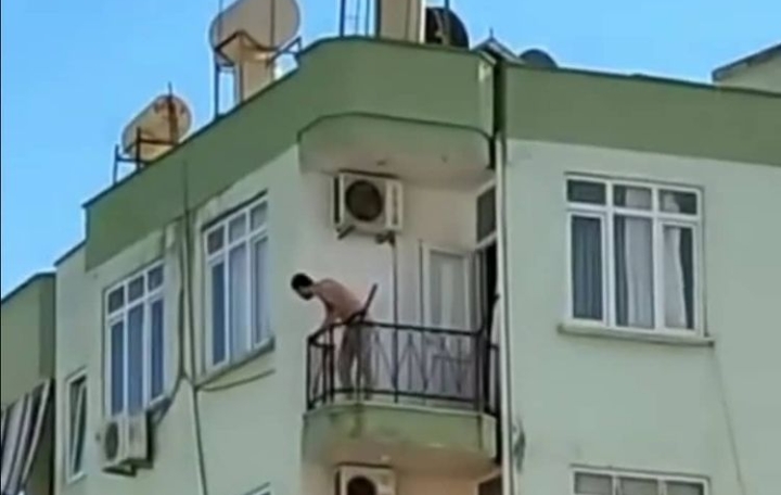 ALKOLLÜ VATANDAŞ EŞYALARI BALKONDAN ATTI