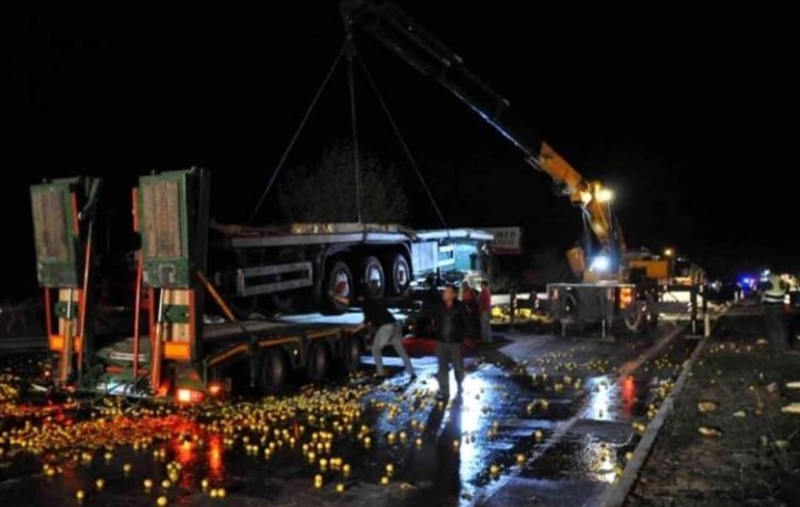 KAZA SONRASI 40 TON LİMON YOLLARA DÖKÜLDÜ