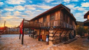 AKSEKİ’NİN EVLERİNE TURİSTLER HAYRAN KALIYOR