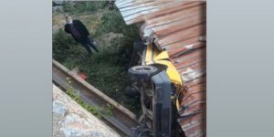 OTOMOBİL BAHÇEYE UÇTU : 1 ÖLÜ 3 YARALI 