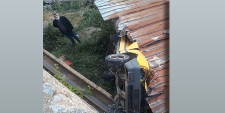 OTOMOBİL BAHÇEYE UÇTU : 1 ÖLÜ 3 YARALI