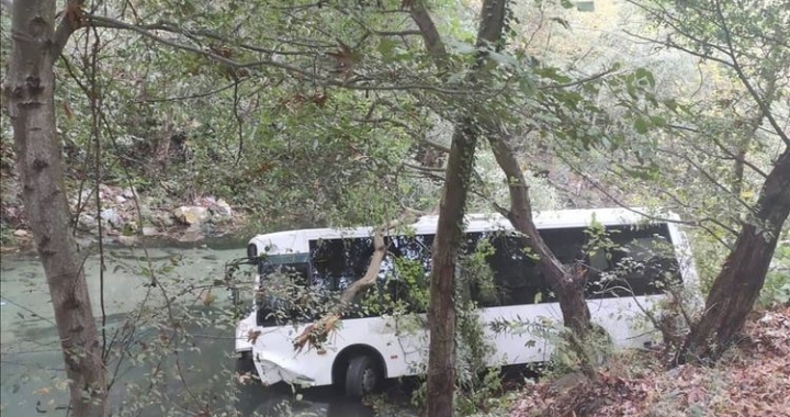 HALK OTOBÜSÜ ŞARAMPOLE YUVARLANDI