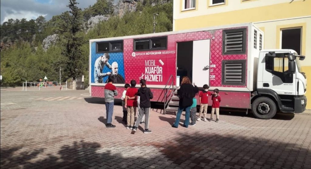 BAŞKAN BÖCEK KUAFÖRÜ VATANDAŞIN AYAĞINA GETİRİYOR