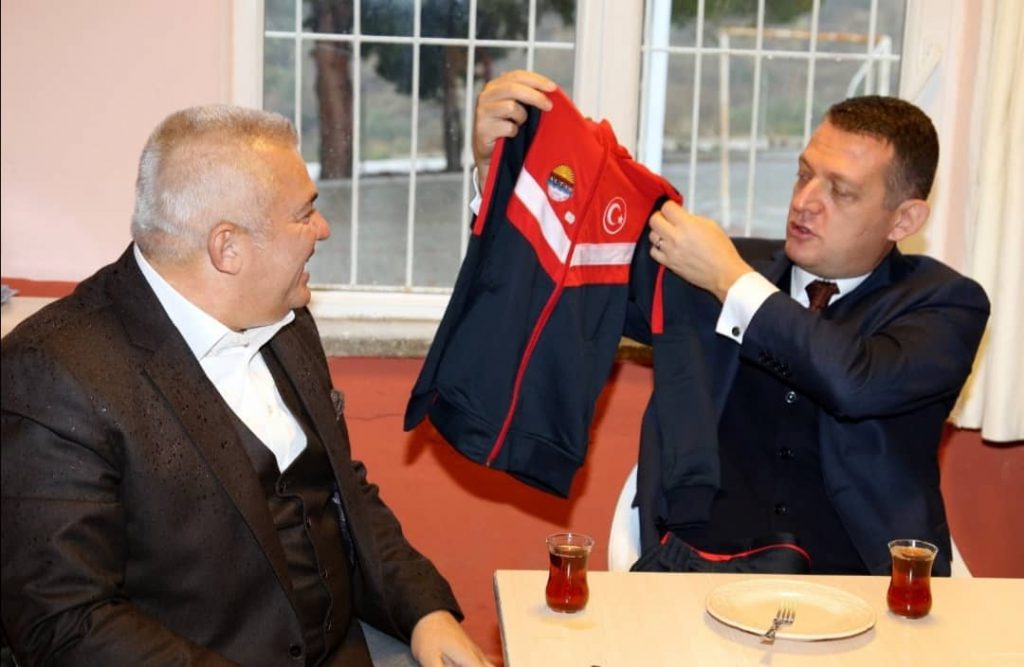 ALTSO’DAN İHTİYAÇ SAHİBİ ÖĞRENCİLERE EŞOFMAN YARDIMI