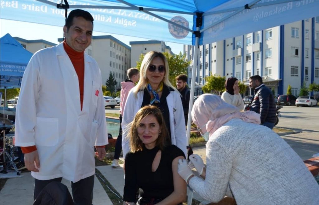 ÜNİVERSİTELİ GENÇLERDEN AŞI KAMPANYASINA TAM DESTEK