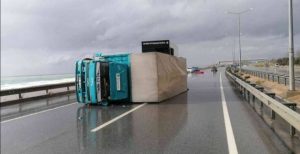 RÜZGAR DURAN KAMYONU DEVİRDİ