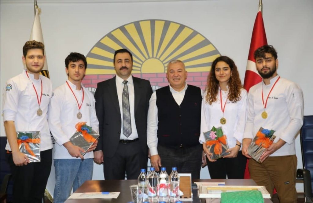 BAŞKAN ŞAHİN’DEN ÖDÜLLÜ ALKÜ ÖĞRENCİLERİNE TEBRİK