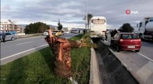 OTOBÜS SU KANALINA TAKILDI