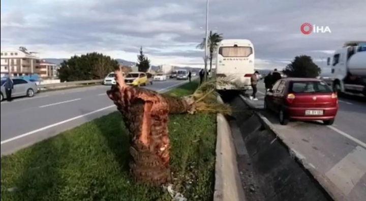 OTOBÜS SU KANALINA TAKILDI