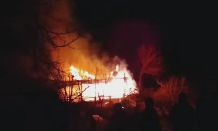 YANGIN MAHALLELİYİ KORKUTTU