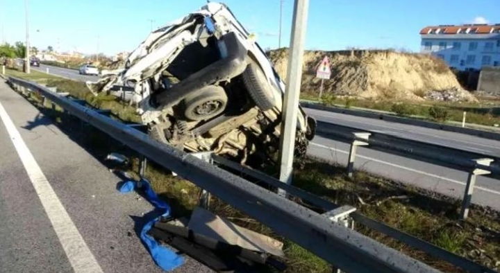 BARİYERLERE ÇARPAN ARAÇTA 4 KİŞİ YARALANDI