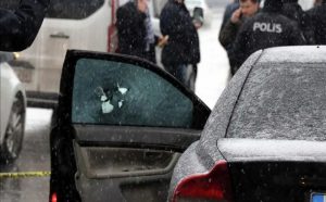 EŞİNE TACİZDEN CEZA ALAN ADAMI ARACINDA VURDU