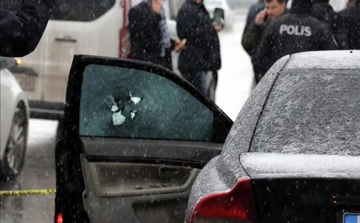 EŞİNE TACİZDEN CEZA ALAN ADAMI ARACINDA VURDU