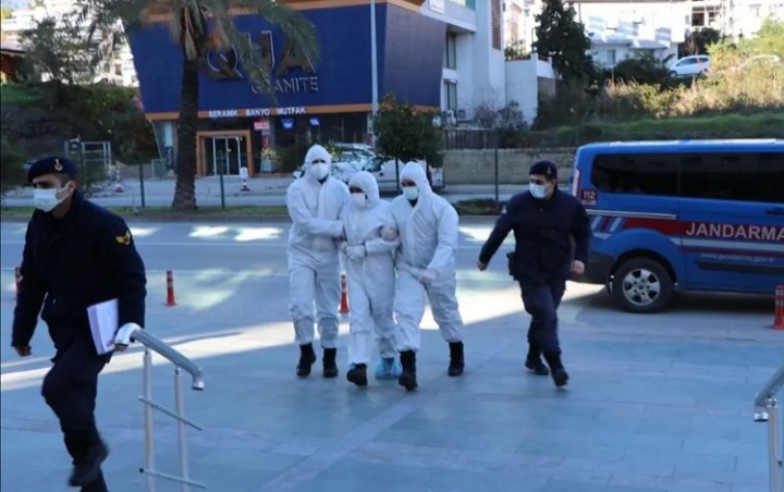 COVİD’Lİ SALDIRGAN TULUMLA ADLİYEYE SEVK EDİLDİ