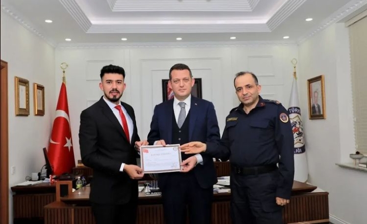 DİKKATİ SAYESİNDE FİRARİ HÜKÜMLÜYÜ YAKALAYAN JANDARMA ÖDÜLLENDİRİLDİ