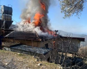 ELEKTRİK KONTAĞI EVİ KÜL ETTİ