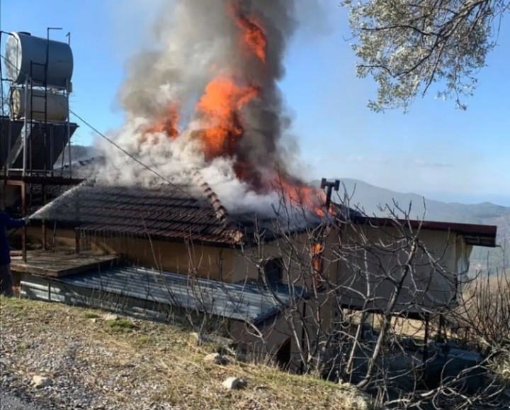 ELEKTRİK KONTAĞI EVİ KÜL ETTİ