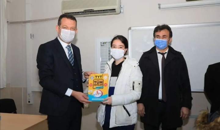 KAYMAKAM ÜRKMEZER’DEN 12. SINIF ÖĞRENCİLERİNE TEST KİTABI HEDİYE EDİLDİ