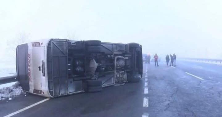 POLİS MİNİBÜSÜ DEVRİLDİ ÇOK SAYIDA YARALI VAR