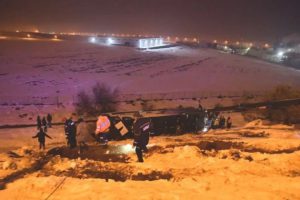 TIR’LA ÇARPIŞAN OTOBÜS ŞARAMPOLE YUVARLANDI 3’Ü AĞIR 28 YARALI