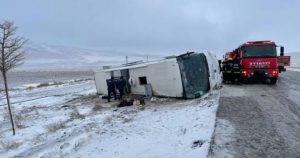 TUR OTOBÜSÜ DEVRİLDİ 5 ÖLÜ 26 YARALI