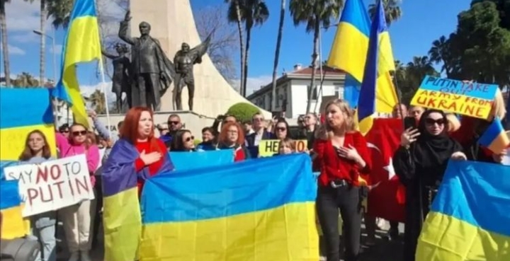 ALANYA’DAN UKRAYNA’YA DESTEK RUSYA’YA PROTESTO