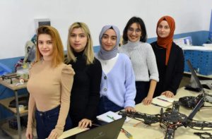5 KADIN MÜHENDİS ADAYI , 6 SAAT UÇABİLEN GÖRÜNMEZ İHA TASARLADI