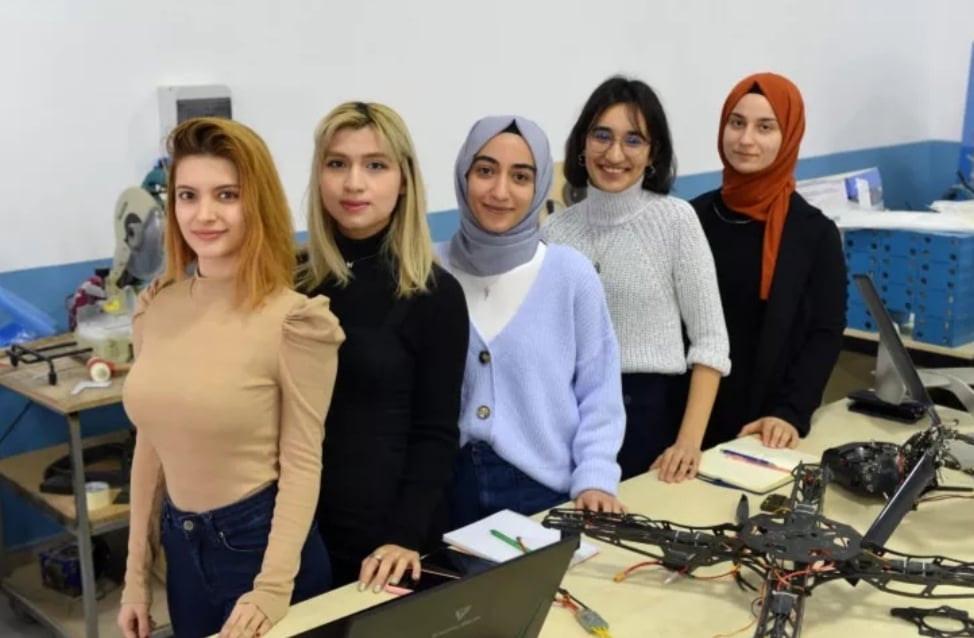 5 KADIN MÜHENDİS ADAYI , 6 SAAT UÇABİLEN GÖRÜNMEZ İHA TASARLADI