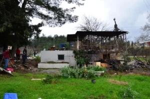 KADIN YANAN EVİNDE HAYATINI KAYBETTİ 