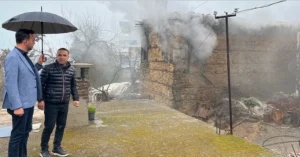 BAŞKAN TOKLU EVİ YANAN SÜLEYMAN AMCAYI YALNIZ BIRAKMADI