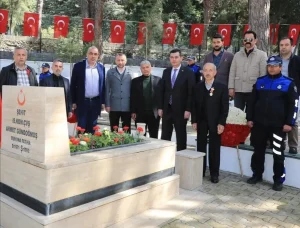 BAŞKAN TÜRKDOĞAN VE ARKADAŞLARI ŞEHİTLERİ DUALARLA ANDI