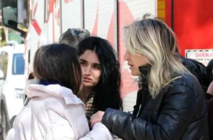 EVİ KÜL OLAN GENÇ KADINI ARKADAŞLARI TESELLİ ETTİ