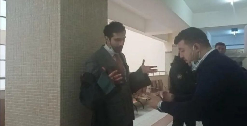 KIZINA CİNSEL İSTİSMARDAN CEZA ALAN ADAMIN OĞLU AVUKATIN BURNUNU KIRDI