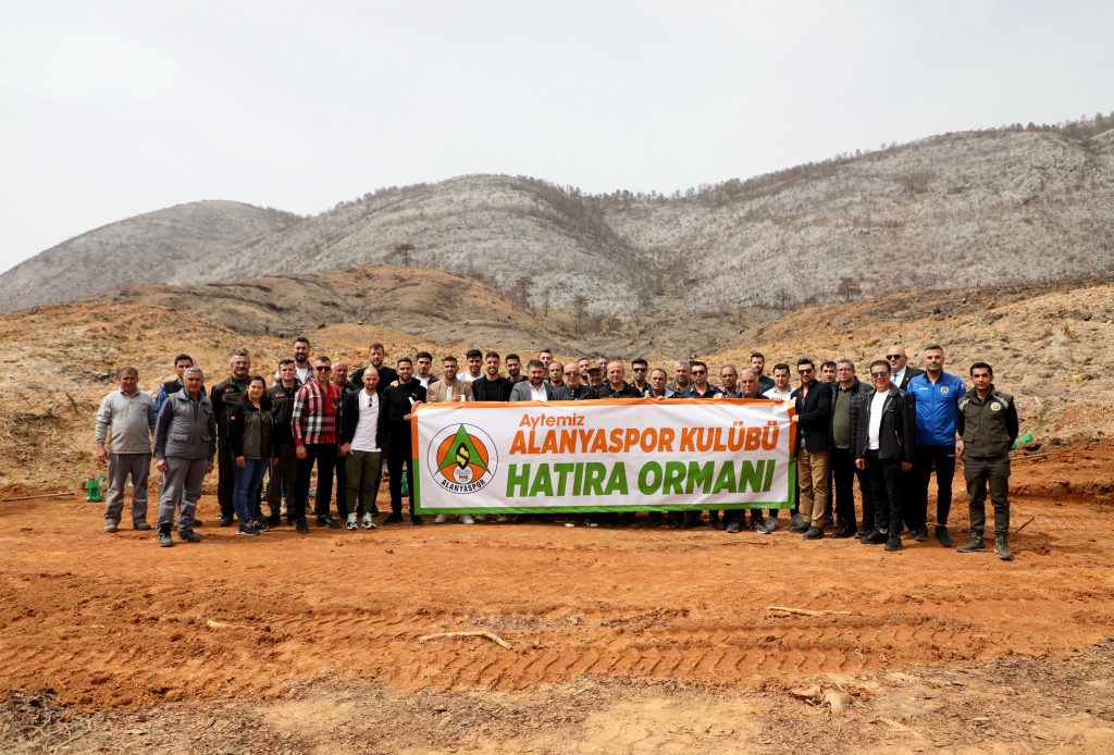 ALANYASPOR YÖNETİM KURULU VE FUTBOLCULAR FİDAN DİKTİ
