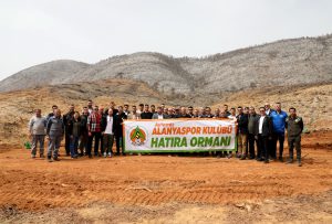 ALANYASPOR YÖNETİM KURULU VE FUTBOLCULAR FİDAN DİKTİ