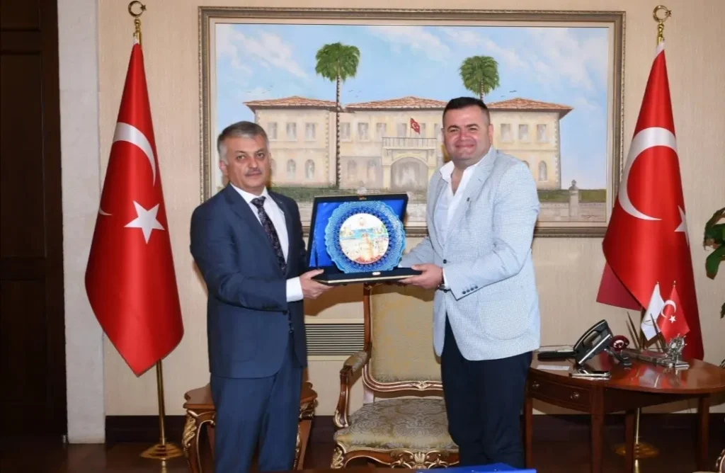 VALİ YAZICI’DAN BAŞKAN KÖSE VE EKİBİNE TAKDİR PLAKETİ