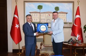 VALİ YAZICI’DAN BAŞKAN KÖSE VE EKİBİNE TAKDİR PLAKETİ