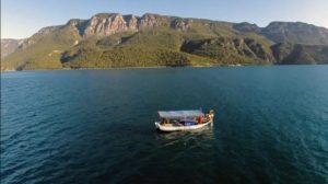 DENİZDE BULDUĞU POŞET PATLADI, KOLU KOPTU