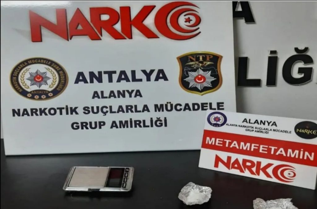 ALANYA POLİSİNDEN UYUŞTURUCU SATIŞINA SUÇ ÜSTÜ