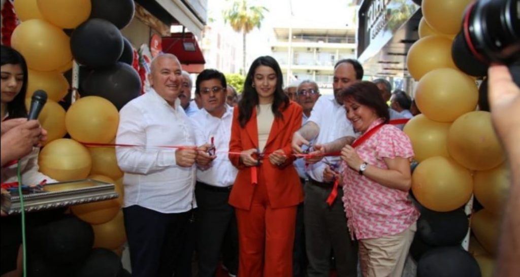 GÖRÜLMEYE DEĞER AÇILIŞ